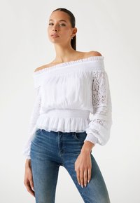 Guess OFF SHOULDER - Bluză - weiß