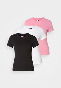 Trois t-shirts à manches courtes en noir, blanc et rose. Fabriqués en coton, avec un col rond et un petit logo sur la poitrine.