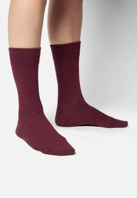 Burgundy crew-sukat, joissa on uritetut varret, sileä pinta ja vahvistettu varvasmuotoilu. Sopii arkivaatteisiin ja on mukava käyttää.