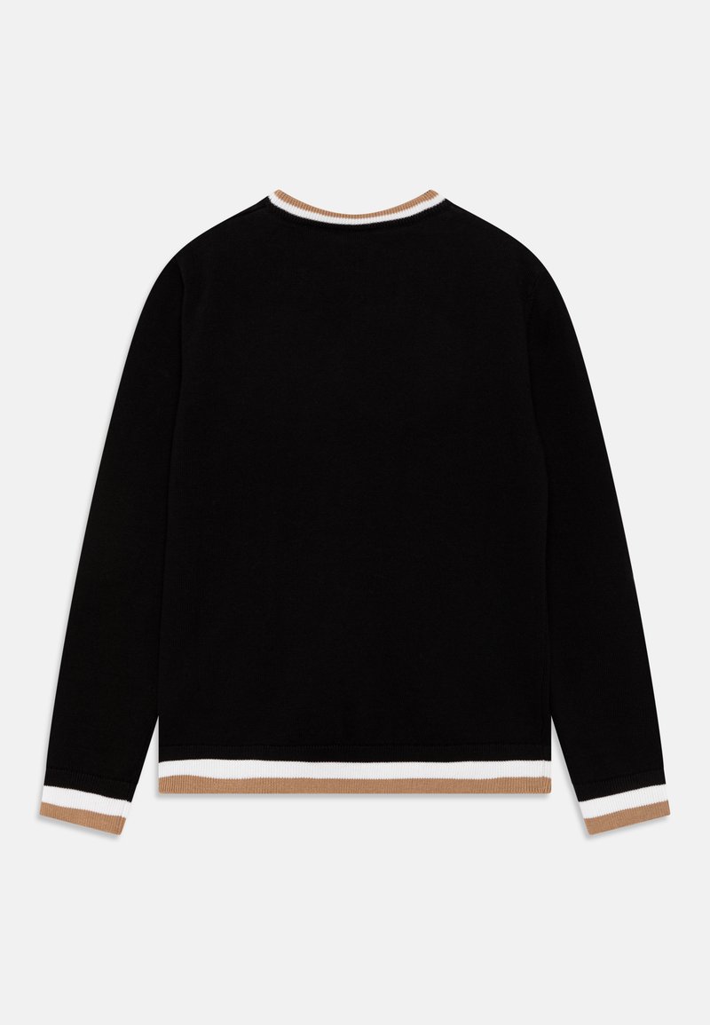 Czarny sweter z długimi rękawami, z prążkowanymi mankietami i dołem, z białymi i beżowymi paskami. Okrągły dekolt; gładka struktura.