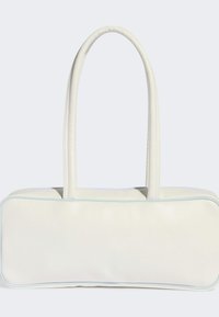 Bijela kožna torba za ruke s zaobljenim pravokutnim oblikom, s dvije duge ručke i svijetloplavim obrubima duž rubova.