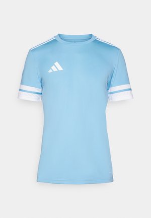 Hellblaues Sportshirt mit weißen Akzenten, kurzärmelig und mit drei weißen Streifen auf den Schultern. Hergestellt aus atmungsaktivem Material.