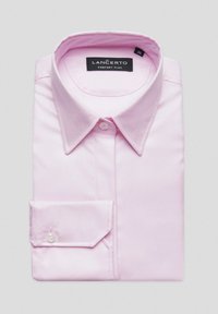 Jasnoróżowa koszula z długim rękawem i wyprofilowanym kołnierzykiem, o gładkiej fakturze i pojedynczym mankiecie zapinanym na guzik. Metka mówi "LANÇERTO Comfort Plus."