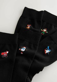 Sosete negre cu modele brodate colorate reprezentând un Moș Crăciun, un om de zăpadă, un cerb și un pinguin pe un peisaj de iarnă.