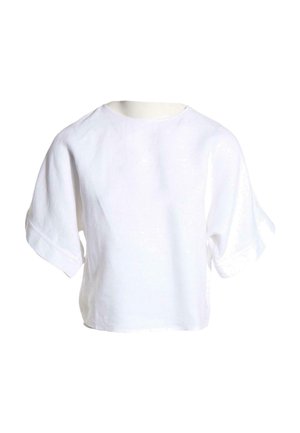 Loszittend wit shirt met korte mouwen, een ronde hals en een licht vierkante vorm op een effen achtergrond.