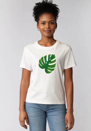 Witte katoenen T-shirt met een groene monstera bladprint. Korte mouwen, ronde halslijn, relaxte pasvorm, zachte textuur, casual ontwerp.