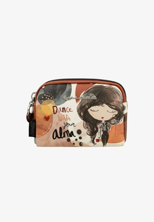 Reißverschluss-Brieftasche aus synthetischem Material, mit einer bunten Illustration eines Mädchens und dem Text "Tanz mit deiner Alma!", sowie dekorativen Akzenten.