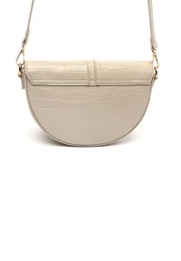 Borsa in finta pelle beige a forma di mezza luna curvata, con una texture in rilievo a coccodrillo e un clasp in metallo dorato per la chiusura.
