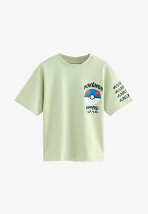 Lichtgroen t-shirt met korte mouwen en een ronde hals; heeft een blauwe en rode Pokéball-afbeelding, Pokémon-tekst en genummerde accenten op één mouw.