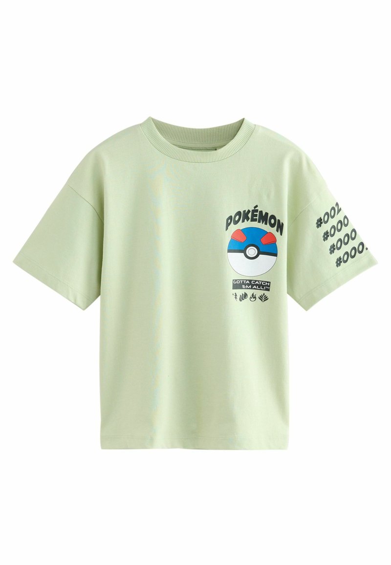 Vaaleanvihreä lyhythihainen t-paita pyöreällä kaula-aukolla; siinä on sininen ja punainen Pokéball -graafinen kuva, Pokémon-teksti ja numeroituja yksityiskohtia yhdessä hihassa.