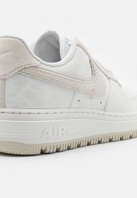 Nike Sportswear AIR FORCE 1 LUXE HO21 - Sapatilhas - summit white/light bone