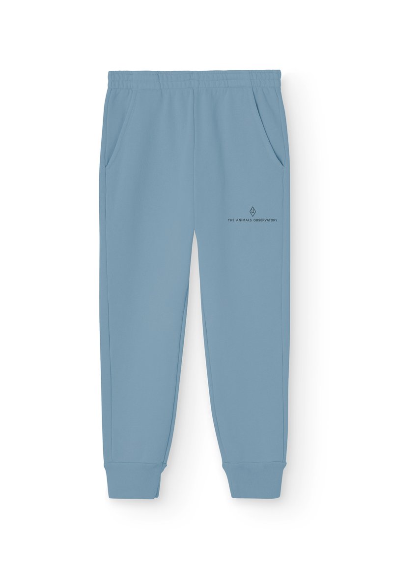 Hellblaue Sweatpants mit einem elastischen Bund, seitlichen Taschen und einem kleinen gedruckten Logo auf der Vorderseite. Hergestellt aus einem weichen, glatten Material.