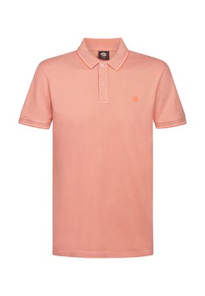 Koszulka polo z miękkiej różowej bawełny, z kołnierzykiem, plisą na dwa guziki i kontrastowym obszyciem na rękawach oraz kołnierzu. Haftowane logo na piersi.