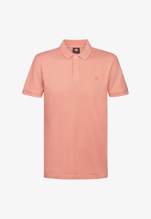 Koszulka polo z miękkiej różowej bawełny, z kołnierzykiem, plisą na dwa guziki i kontrastowym obszyciem na rękawach oraz kołnierzu. Haftowane logo na piersi.