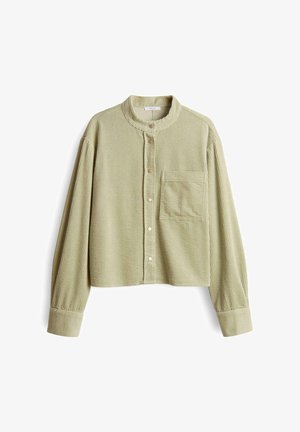 Camicia button-up verde chiaro a coste con colletto alla mandarina, taschino sul petto singolo e maniche lunghe con polsini. Presenta bottoni metallici.