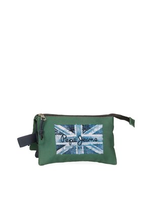 Bolsa verde con cremallera con una bandera del Reino Unido descolorida y el logo de "Pepe Jeans London" impreso en el frente, con una correa lateral.