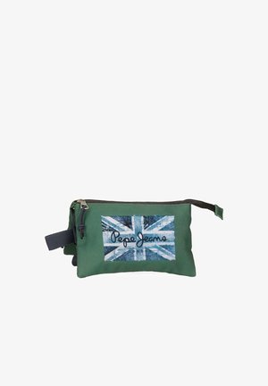 Bolsa verde con cremallera con una bandera del Reino Unido descolorida y el logo de "Pepe Jeans London" impreso en el frente, con una correa lateral.