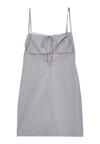 Abito grigio senza maniche con spalline regolabili, dettaglio con nodo frontale e zip nascosta sul retro. Tessuto dalla texture liscia.