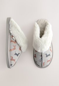 Graue Haussocke mit Kunstpelzkragen und verstreuten Dackelmuster in Braun und Schwarz. Weiche Textur mit abgerundeter Form und flacher Sohle.