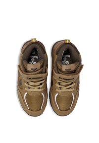 Brune atletiksko med mesh og syntetisk materiale, med beige snørebånd, orange accenter og polstret krave. Logo synlig på tungen.