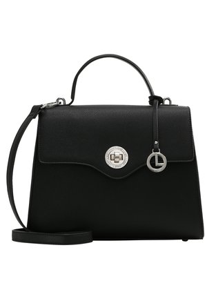 Sac à main en cuir noir au design structuré, avec une anse supérieure, une bandoulière amovible, un rabat à l'avant et un détail en métal circulaire argenté.