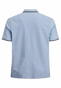 Lichtblauwe poloshirt met een klassieke kraag, korte mouwen en contrasterende zwarte afwerking langs de kraag en de uiteinden van de mouwen.