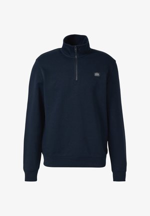 Marineblauwe pullover met kwartritssluiting, lange mouwen en een klein rechthoekig logoplaatje op de linkerborst.