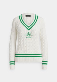 Camisola de malha com padrão de tranças em branco sujo, com decote em V às riscas verdes e punhos. Apresenta um logótipo bordado com "EST. 1996" e "NOVA IORQUE".