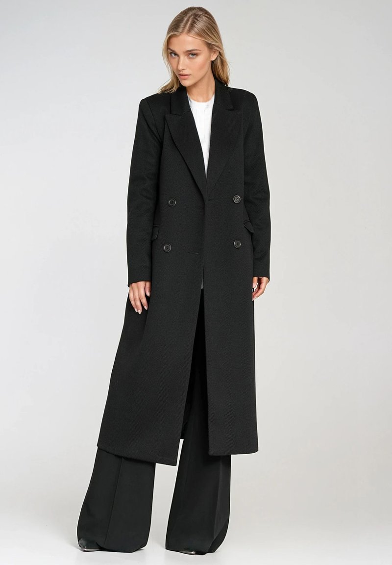 Czarny podwójnie zapinany płaszcz z długimi rękawami, wykonany z teksturowanej tkaniny i dopasowanym kroju, z dwoma dużymi guzikami i długością do kolan.