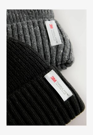 Du kompiuterių mezginiai, tamsiai pilkos ir juodos spalvos, su 3M Thinsulate etiketėmis. Tekstūruoti audiniai su jaukia, šilta išvaizda.