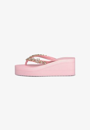Roze platform flip-flops met een textuurzool en versierde banden met metalen kralen en bloemaccenten.