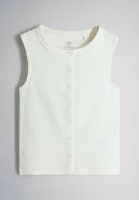 Haut sans manches en coton côtelé blanc pour un enfant de 6 ans, avec un col rond et une fermeture boutonnée à l'avant comportant sept boutons.