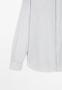Gestreepte langemouwen shirt in lichtblauw en wit, met knoopsluitingen, een gebogen zoom en een zachte katoenen stof met een gladde textuur.