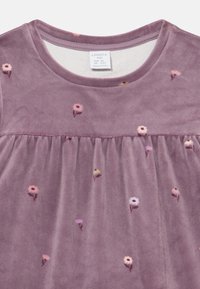 Lila Samtkleid mit gerafftem Design, rundem Ausschnitt und verstreuter Blumenstickerei in Pink- und Gelbtönen. Lindex Markenetikett sichtbar.