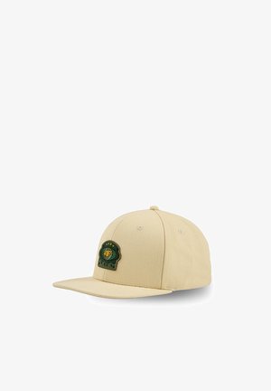Beżowa czapka bejsbolowa z płaskim daszkiem i zieloną naszywką z żółto-zielonym wzorem z przodu, na białym tle.