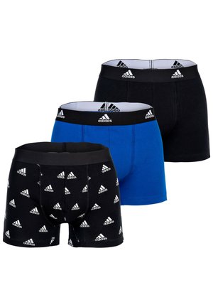 Tres bóxers Adidas en negro sólido, azul sólido y negro con logos blancos de Adidas, todos con cinturilla negra y forro interior blanco.