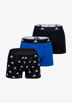 Tres bóxers Adidas en negro sólido, azul sólido y negro con logos blancos de Adidas, todos con cinturilla negra y forro interior blanco.