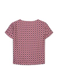 Maglietta a maniche corte con un motivo geometrico di cerchi rossi, bianchi e blu navy su un tessuto testurizzato. Collo rotondo, vestibilità comoda.