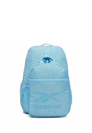 Jasnoniebieski plecak Reebok z przednią kieszenią na zamek, siatkową boczną kieszenią i górnym uchwytem do noszenia na białym tle.