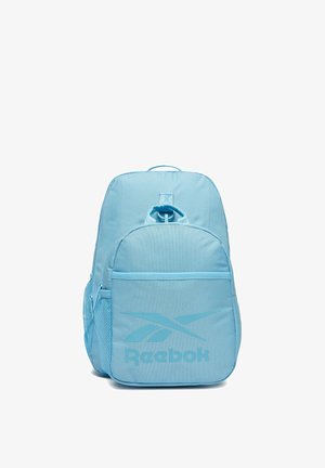 Zaino Reebok azzurro chiaro con tasca frontale con cerniera, tasca laterale in rete e maniglia superiore per il trasporto, su sfondo bianco.