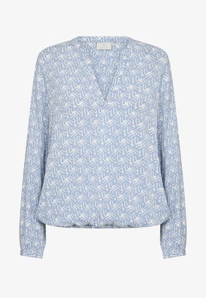 Blusa azzurra chiara con un motivo astratto bianco. Presenta un collo a V, maniche lunghe e un orlo leggermente arricciato per una vestibilità comoda.