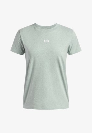 Groene T-shirt met korte mouwen van zacht materiaal. Bevat een witte Under Armour-logo op de borst. Klassieke ronde halslijn en een ontspannen pasvorm.