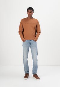 TOM TAILOR EMBOSSED - Sweater - deep cognac