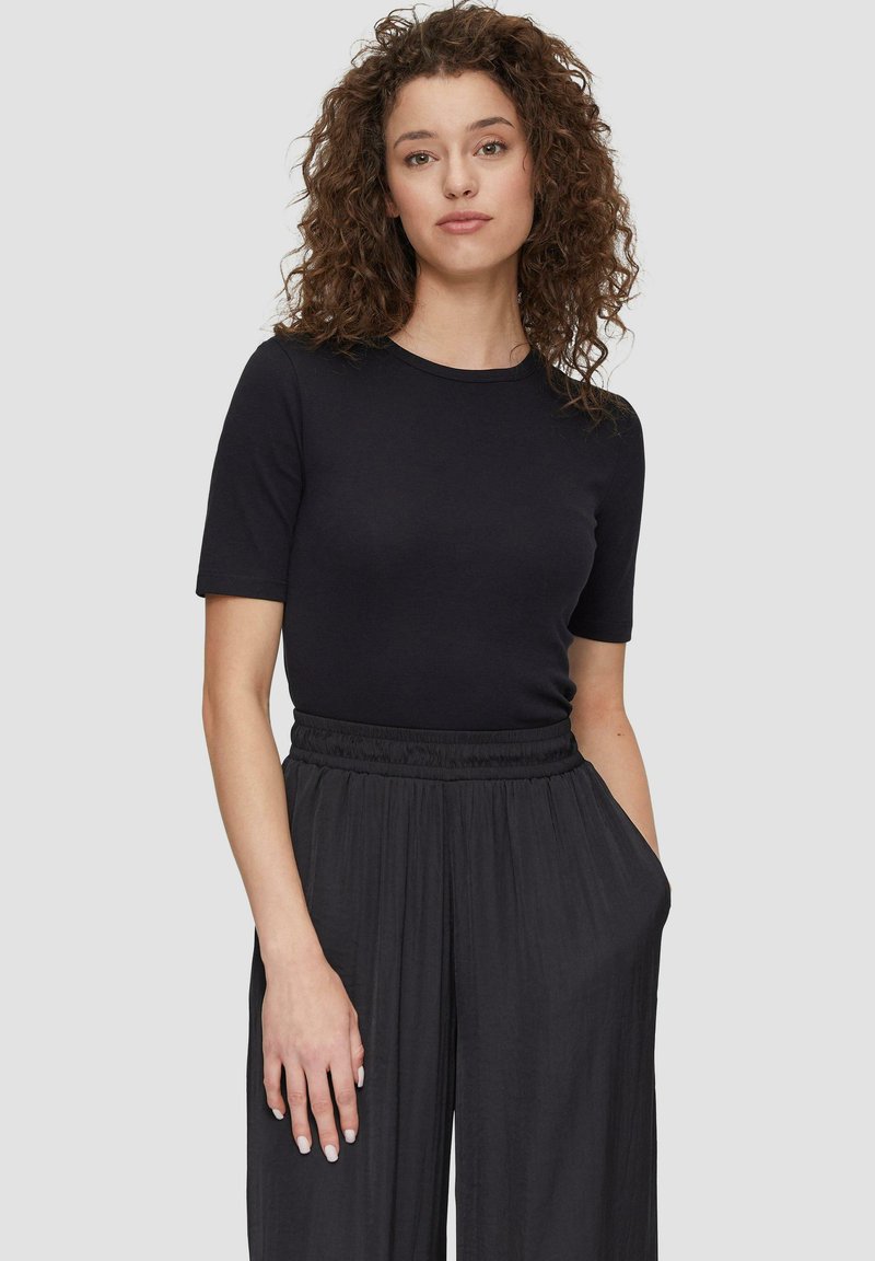 QS AUS MIT PASPELIERTEM AUSSCHNITT - T-shirt basic - schwarz
