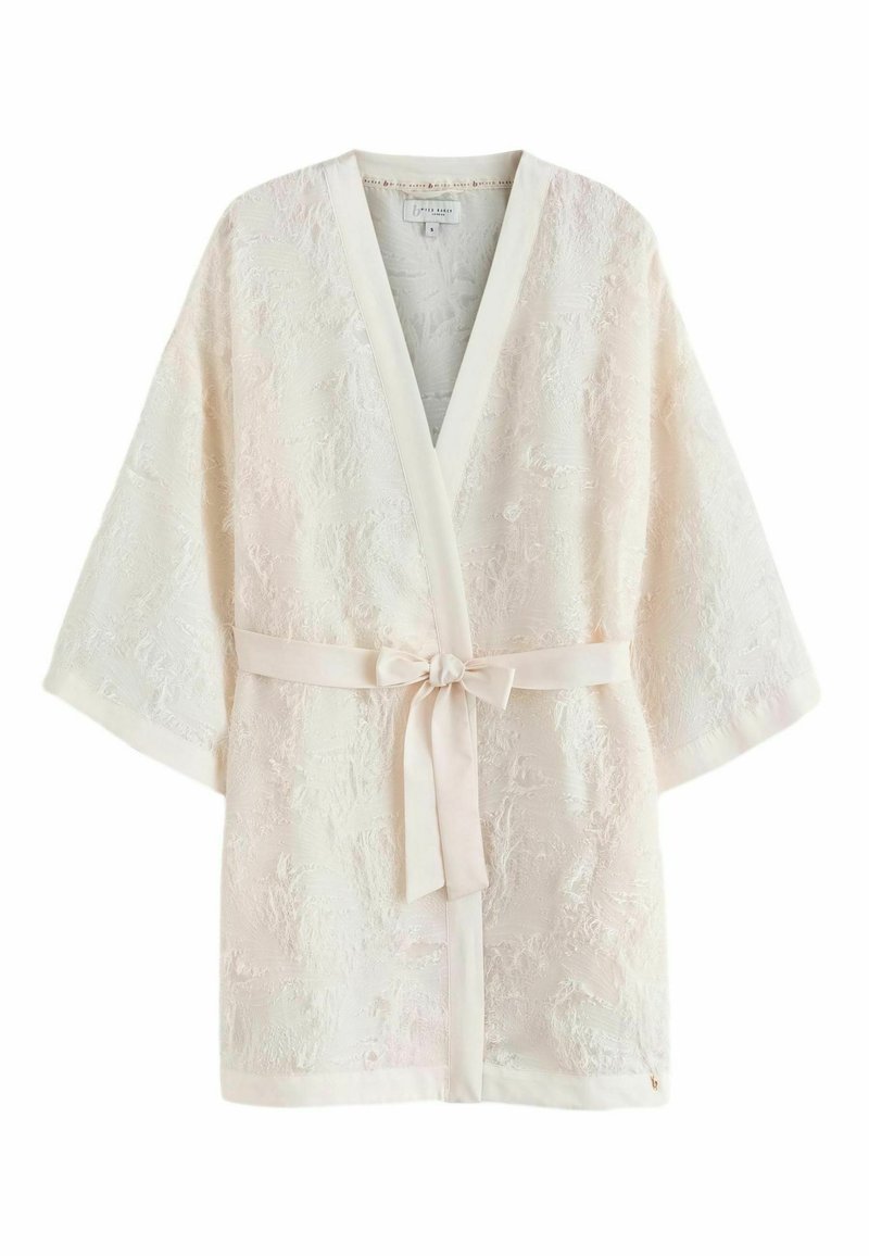 Accappatoio beige chiaro in stile kimono con tessuto strutturato, maniche larghe, chiusura con laccio in raso e rifiniture a contrasto lungo i bordi.