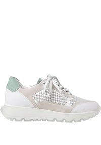 Sneakers zapinane na sznurowadła, wykonane z białej skóry i jasnoszarego perforowanego zamszu. Jasnozielone akcenty ze zamszu na pięcie. Gruba, teksturowana podeszwa.
