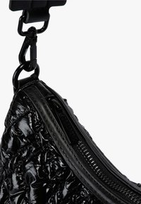 Bolso de hombro negro acolchado con un acabado brillante, cierre de cremallera y correa ajustable con un clip de metal y herrajes en forma de anillo.