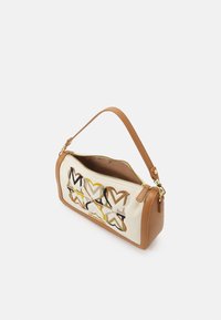 Bolso rectangular beige y marrón con cremallera, asa de cuero y bordado de mariposa abstracta multicolor en el panel frontal.