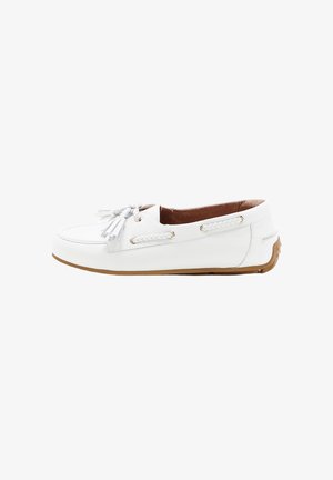 Witte leren loafer met gevlochten details, kwastjes aan de voorkant en een bruine rubberen zool, zijaanzicht tegen een witte achtergrond.