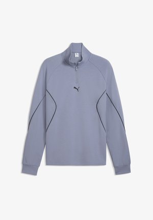 Jasnofioletowy sportowy pulower z długim rękawem, suwakem do ćwiartki, czarnymi lamówkami i małym czarnym logo Puma na piersi.